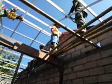 Pemasangan Rangka Atap Rumah Program RTLH